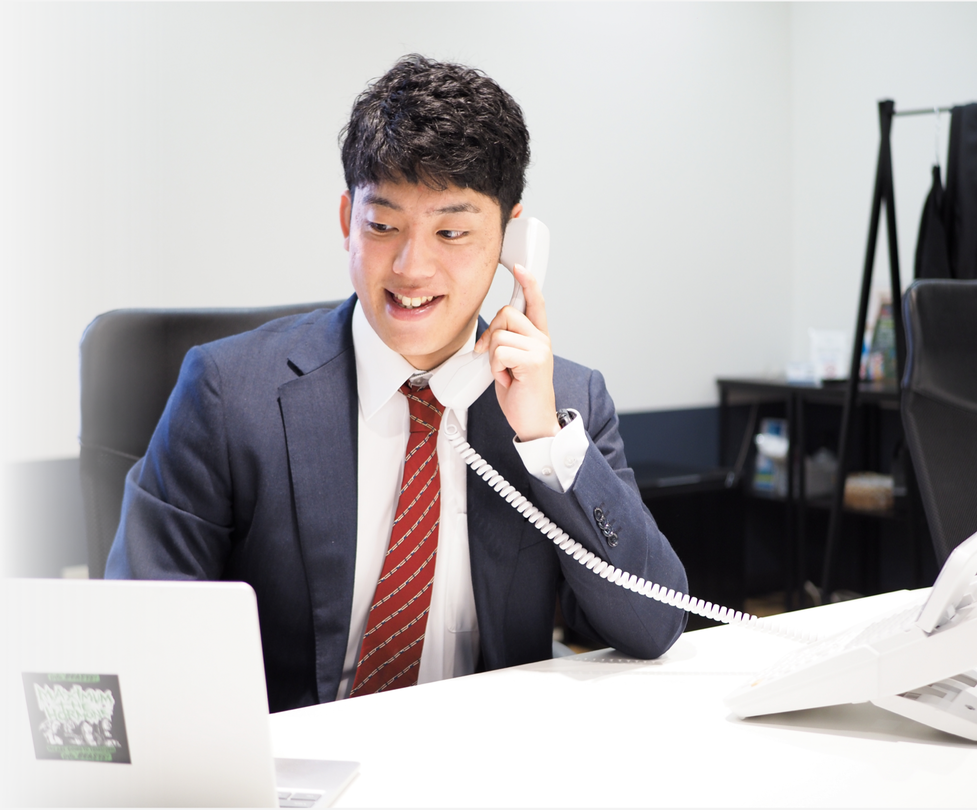 電話で相談を受けるスタッフ